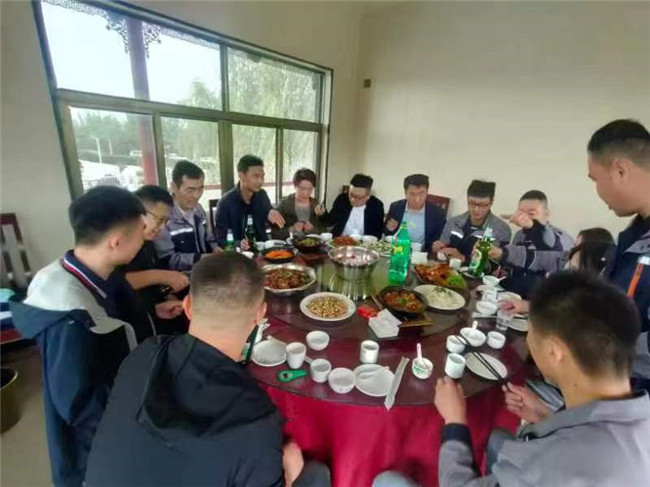 公司團(tuán)建聚會(huì)