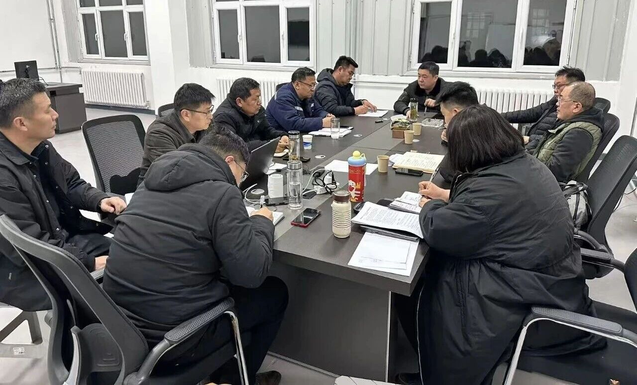 春風(fēng)無言，自南而上催新綠；奮斗有聲，向光而行啟華章。1